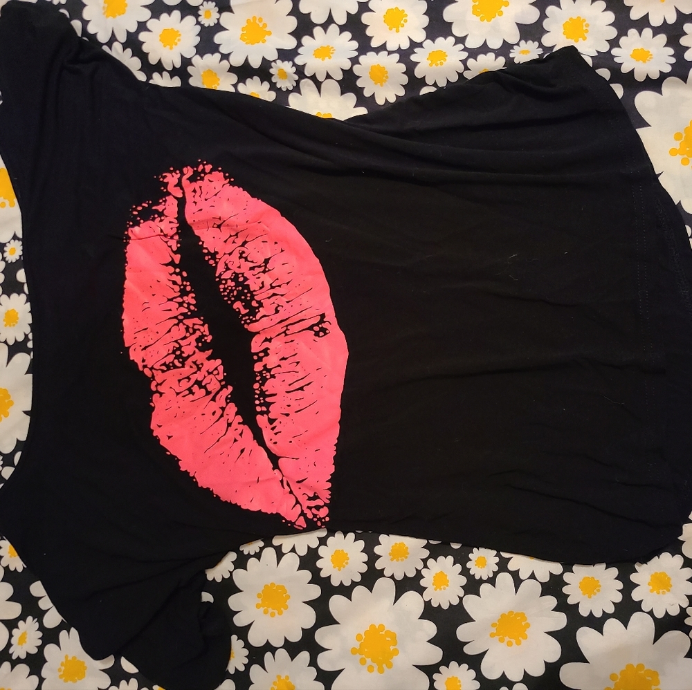 Black off-shoulder t-shirt with pink lips
